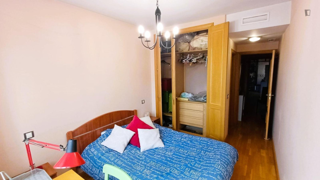 Double bedroom, with private bathroom, in 2-bedroom apartment in Getafe - Madrid - chambre - ImmoJeune
