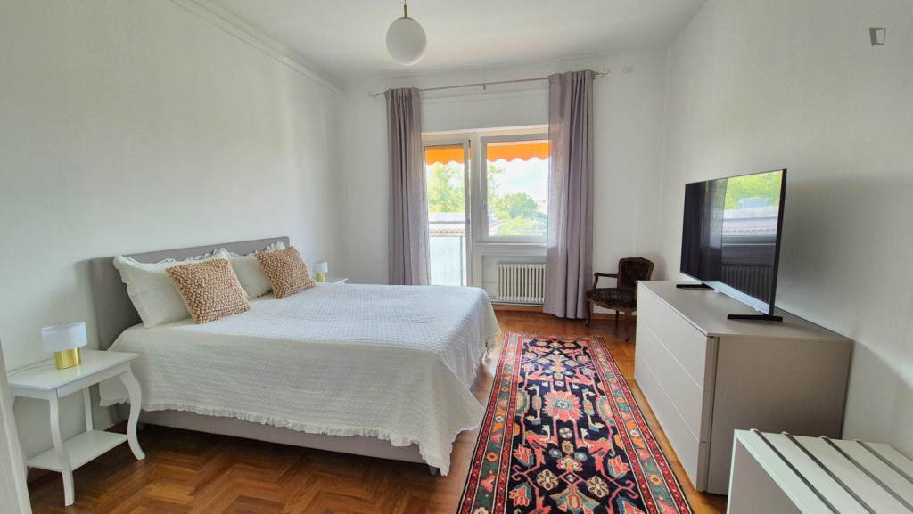 Double bedroom, with balcony, in 3-bedroom apartment - Forli - chambre - ImmoJeune
