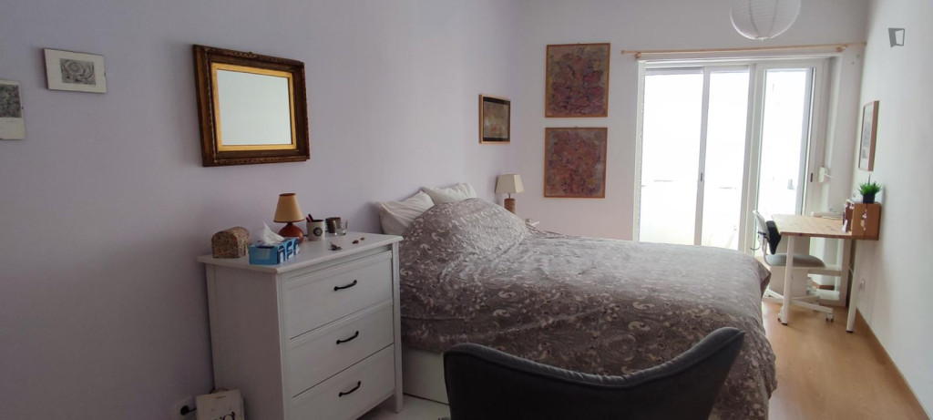 Extremely homey, spacious and functional bedroom in a 2-bed flat - Lisbonne - chambre - ImmoJeune