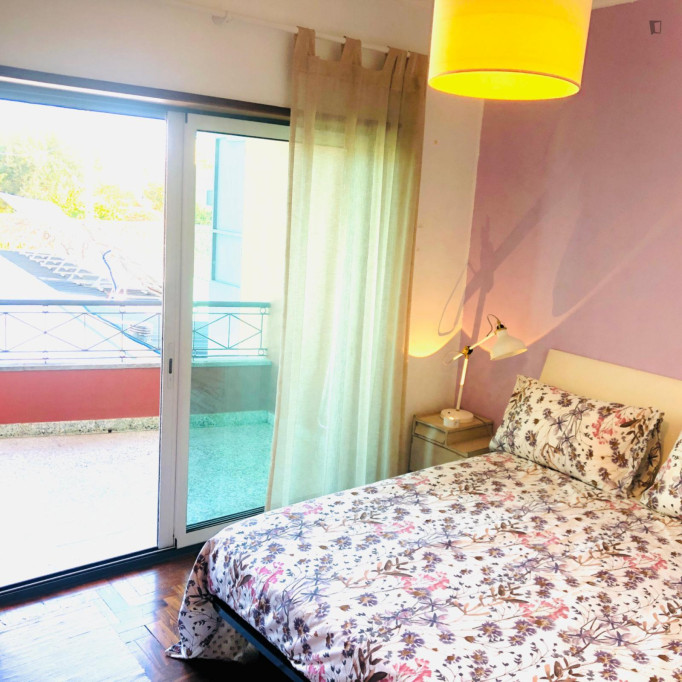 Colourful big room bedroom with bancony in Alcabideche - Lisbonne - chambre - ImmoJeune