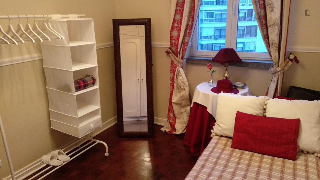 Irresistible Single Bedroom close to Algés Train Station - Lisbonne - chambre - ImmoJeune