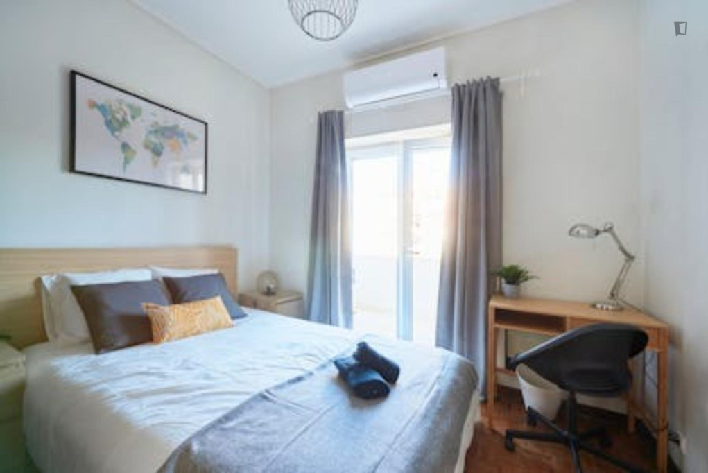 Elegant double bedroom with a balcony, in Entrecampos - Lisbonne - chambre - ImmoJeune