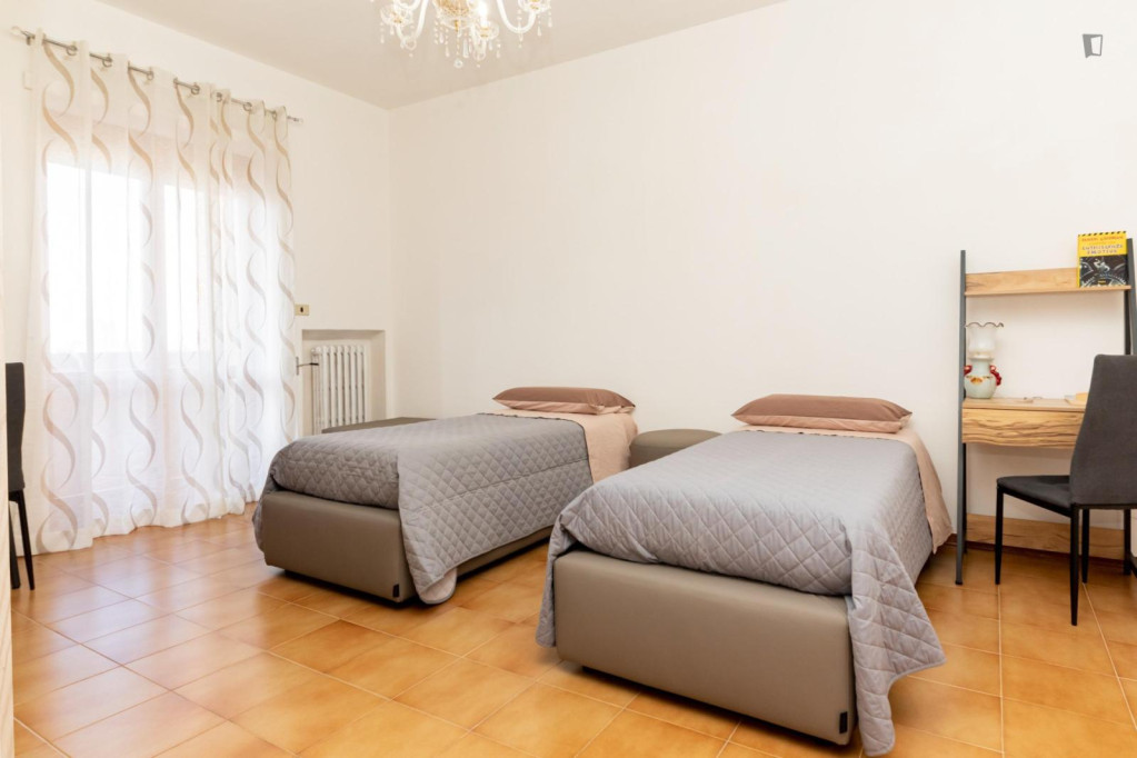 Spacious twin bedroom with balcony close to the city center and well connected to the university - Lecce - chambre - ImmoJeune