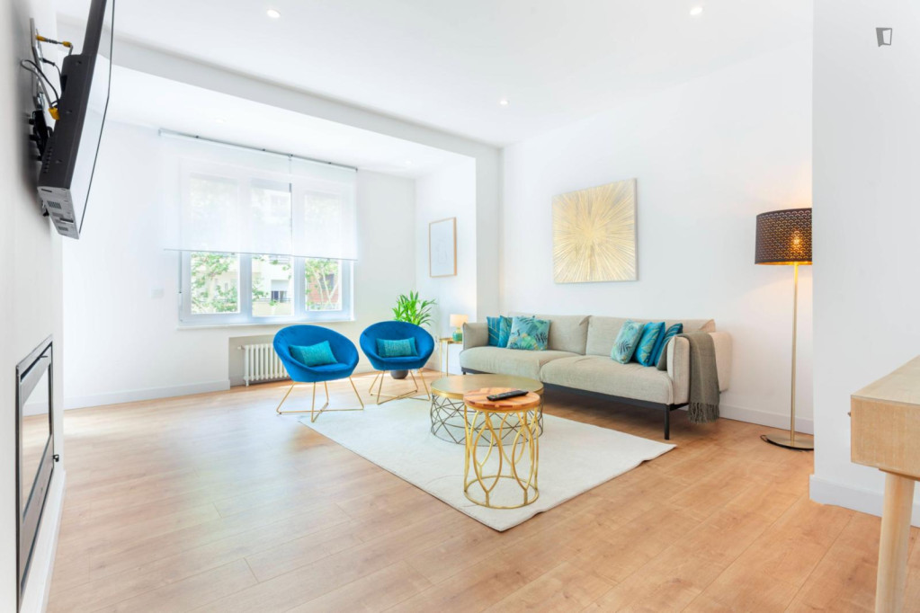 Cosy 3-bedroom apartment with a spacious balcony, near Parque de El Retiro - Madrid - chambre - ImmoJeune