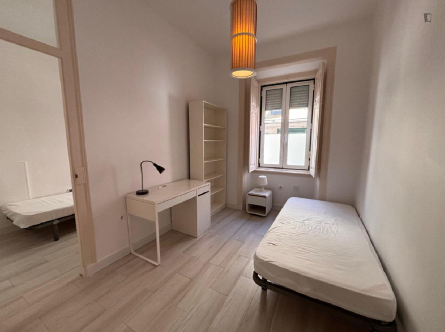 Double room with private bathroom near Cidade Universitária - Lisbonne - chambre - ImmoJeune