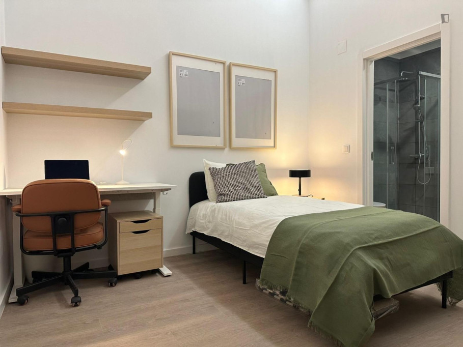 Exclusive Single Bedroom with a private bathroom close to São Sebastião Metro - Lisbonne - chambre - ImmoJeune