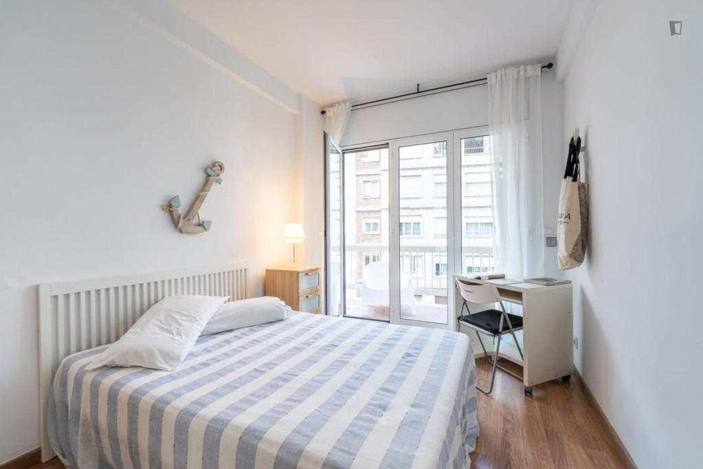 Bright double bedroom with balcony in modern apartment in Sarrià Sant Gervasi - Barcelone - chambre - ImmoJeune