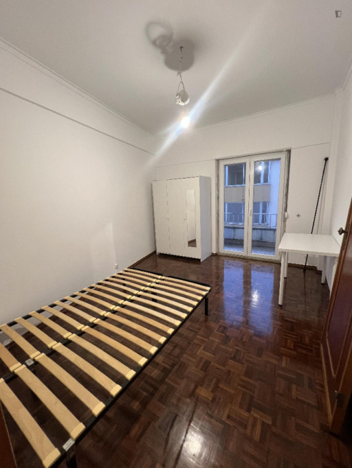 Introducing Single Bedroom with a balcony close to Lisbon Theater and Film School - Lisbonne - chambre - ImmoJeune