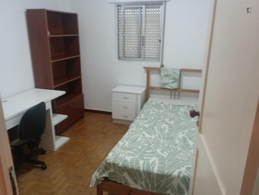 Lovely bedroom next to Encarnação metro station - Lisbonne - chambre - ImmoJeune