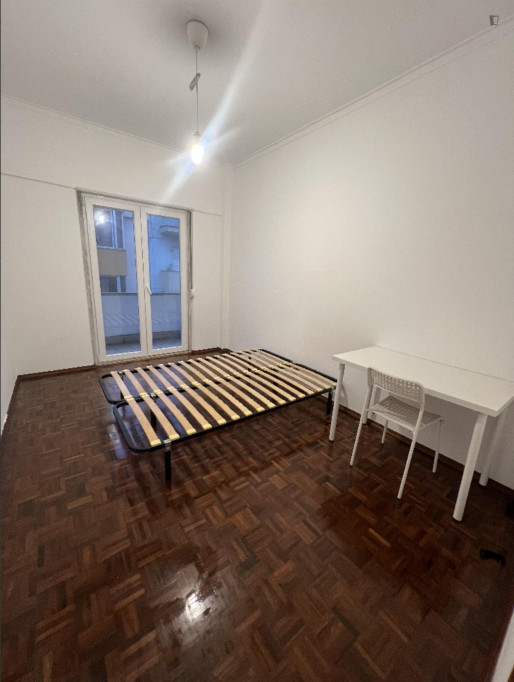 Nice Double Bedroom with a balcony close to Amadora Train Station - Lisbonne - chambre - ImmoJeune