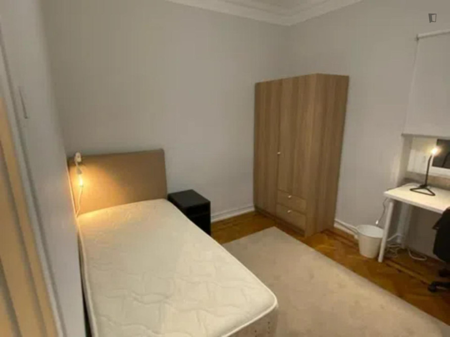 Welcoming Single bedroom in a 3-bedroom apartment near Roma metro station - Lisbonne - chambre - ImmoJeune