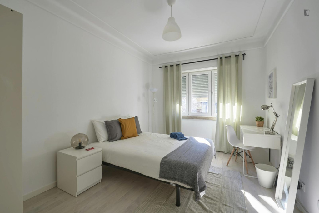 Sublime double bedroom in Roma-Areeiro - Lisbonne - chambre - ImmoJeune