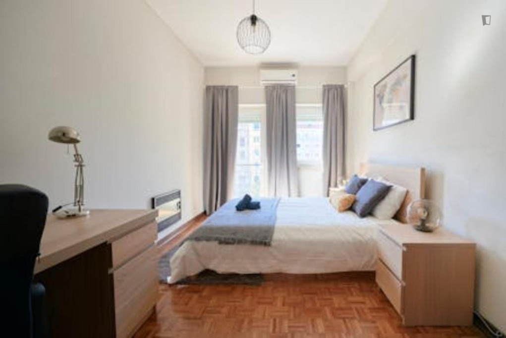 Welcoming double bedroom in Entrecampos - Lisbonne - chambre - ImmoJeune