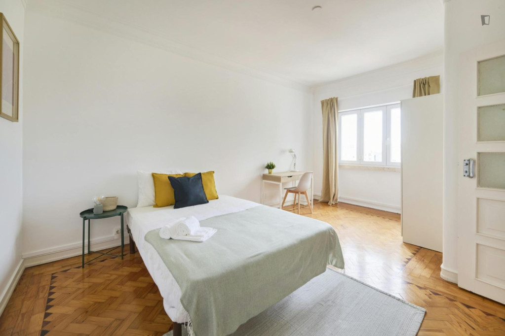 Large double bedroom near the Entrecmapos train station - Lisbonne - chambre - ImmoJeune