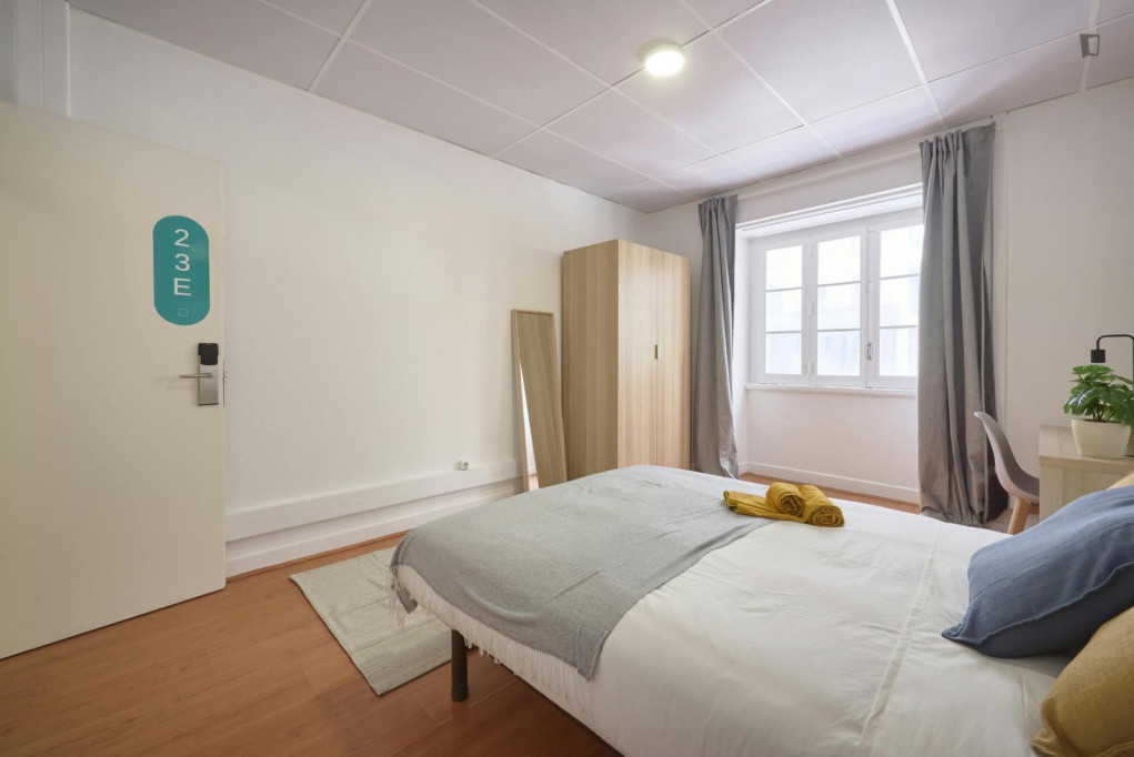 Tasteful double bedroom near the Avenida metro - Lisbonne - chambre - ImmoJeune