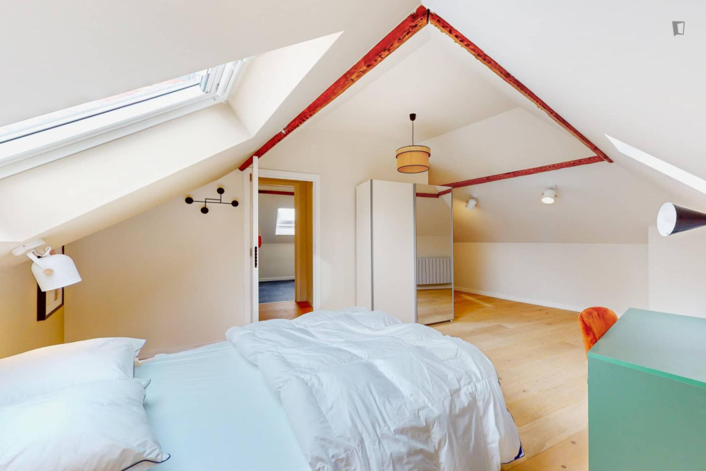 Welcoming double bedroom near Hankar train station - Bruxelles - chambre - ImmoJeune