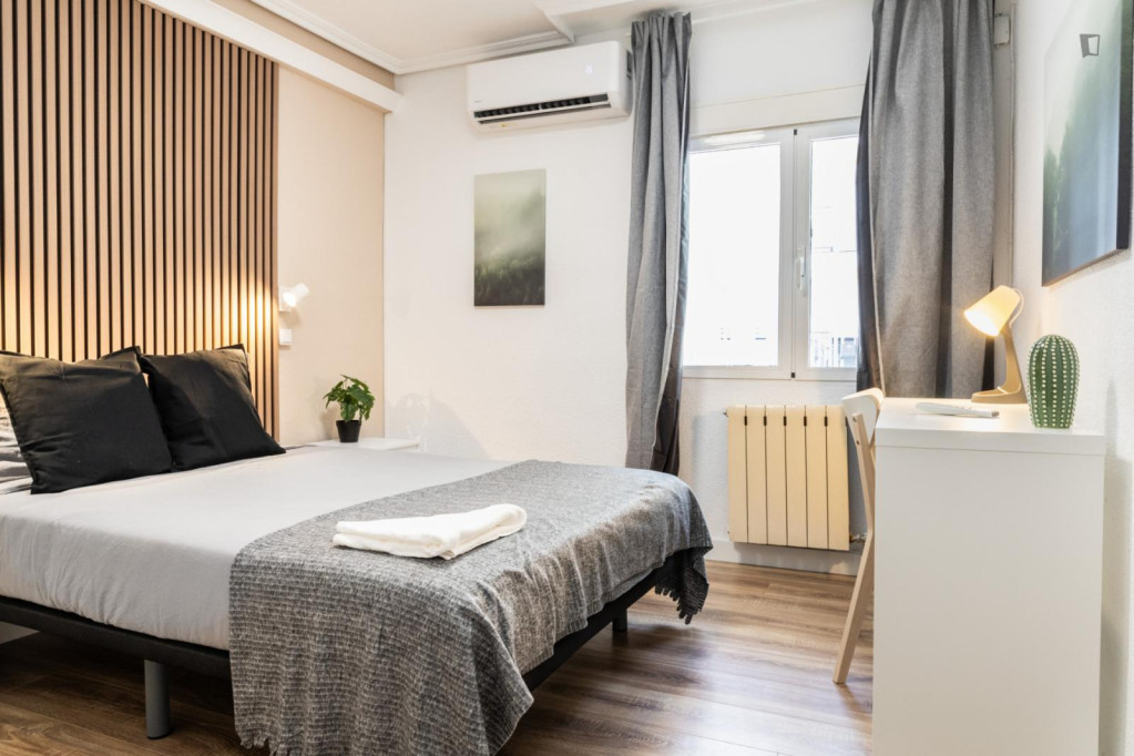 Inviting double bedroom in Puerta del Ángel - Madrid - chambre - ImmoJeune