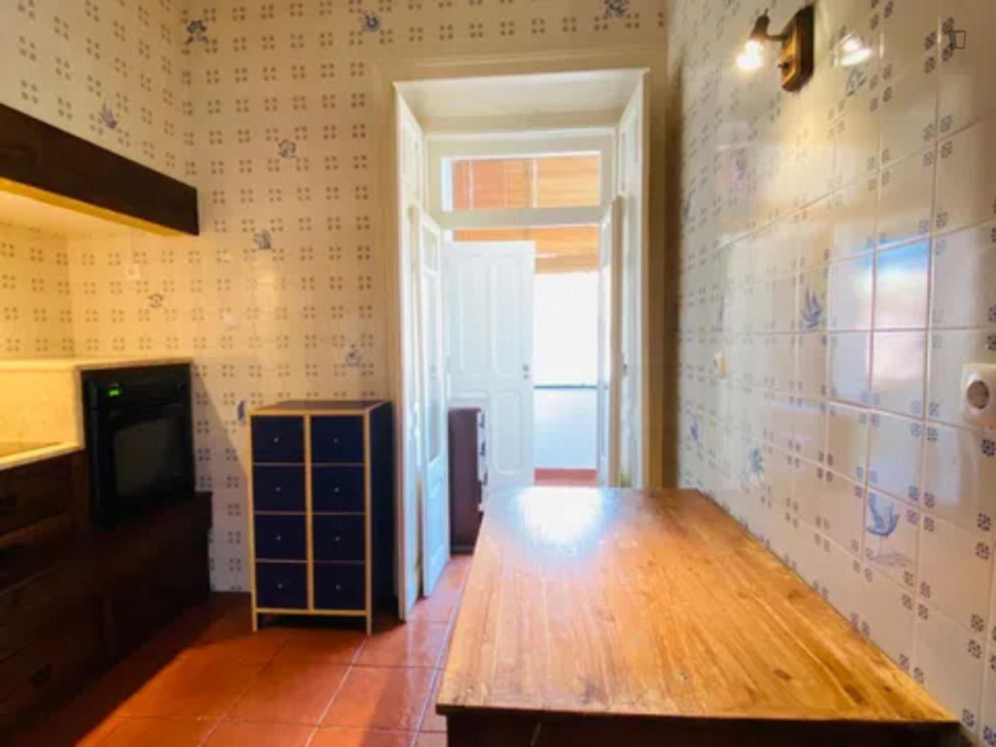 Charming 4-bedroom flat with a enclosed balcony - Lisbonne - chambre - ImmoJeune