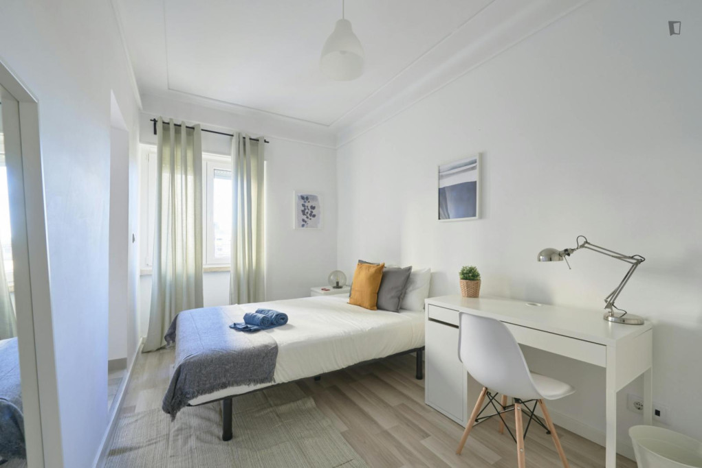 Comfy double ensuite bedroom in well-connected Roma-Areeiro - Lisbonne - chambre - ImmoJeune