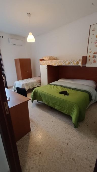 Spacious double bedroom near the San Nullo metro - Catania - chambre - ImmoJeune