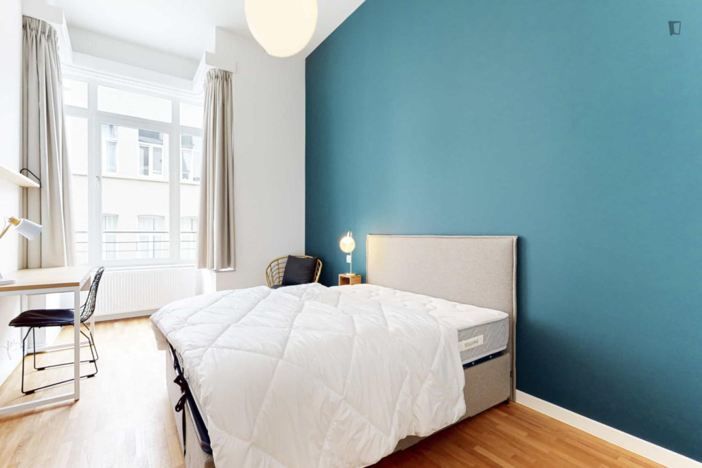 Welcoming ensuite double bedroom near Maelbeek metro - Bruxelles - chambre - ImmoJeune