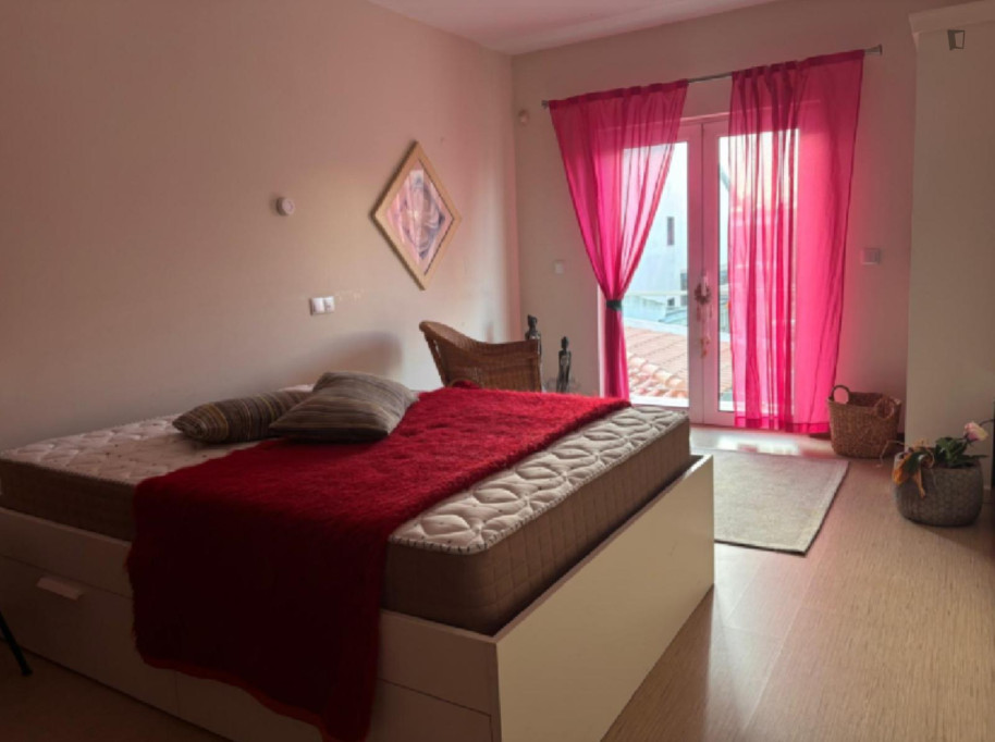 Passionate Double Bedroom close to Fernão Ferro Urban Park - Setubal - chambre - ImmoJeune