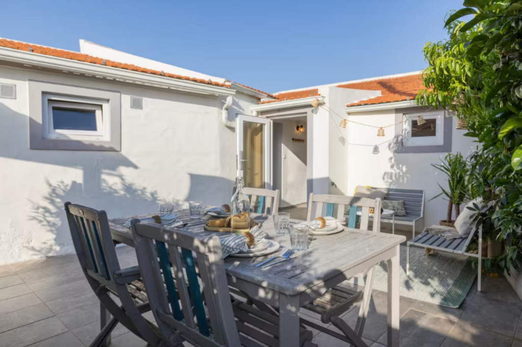 Adorable 2 Bedroom House with a backyard close to Ericeira - Ericeira - chambre - ImmoJeune