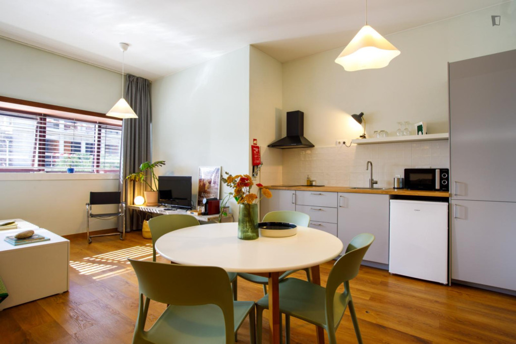 Modern Studio with AC, Elevator Fast Wi-Fi near Metro and Praça da República - Porto - chambre - ImmoJeune