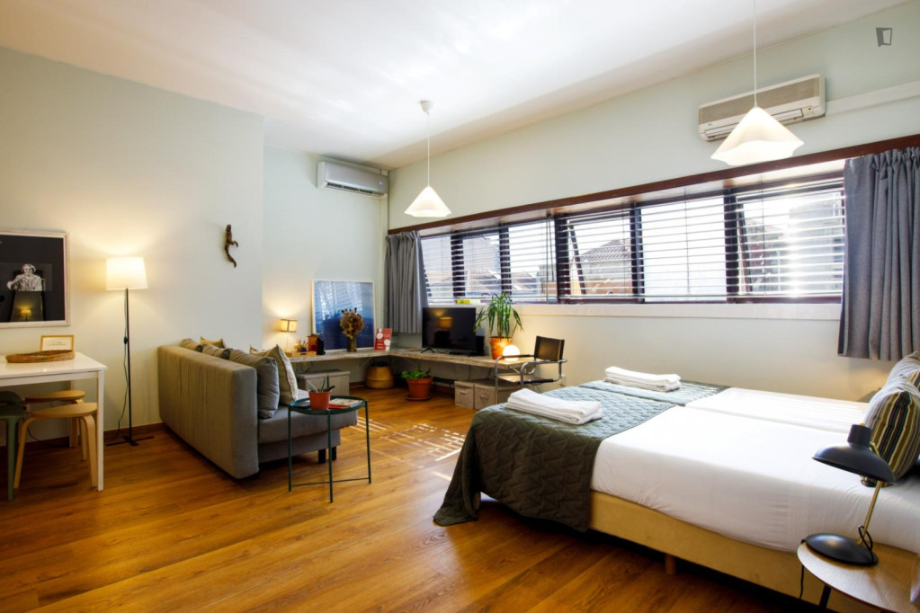 Spacious Bright Studio with AC and Elevator near Metro Ideal for Mid-Term Stays - Porto - chambre - ImmoJeune