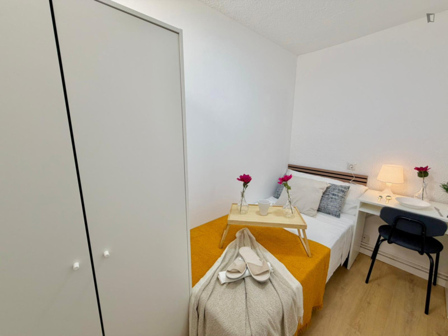 Neat single bedroom in Palomeras Sureste - Madrid - chambre - ImmoJeune