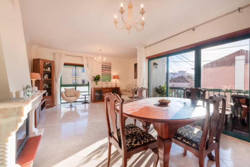 Luminous 2 Bedroom Apartment with a balcony close to Maçãs Beach - Lisbonne - chambre - ImmoJeune