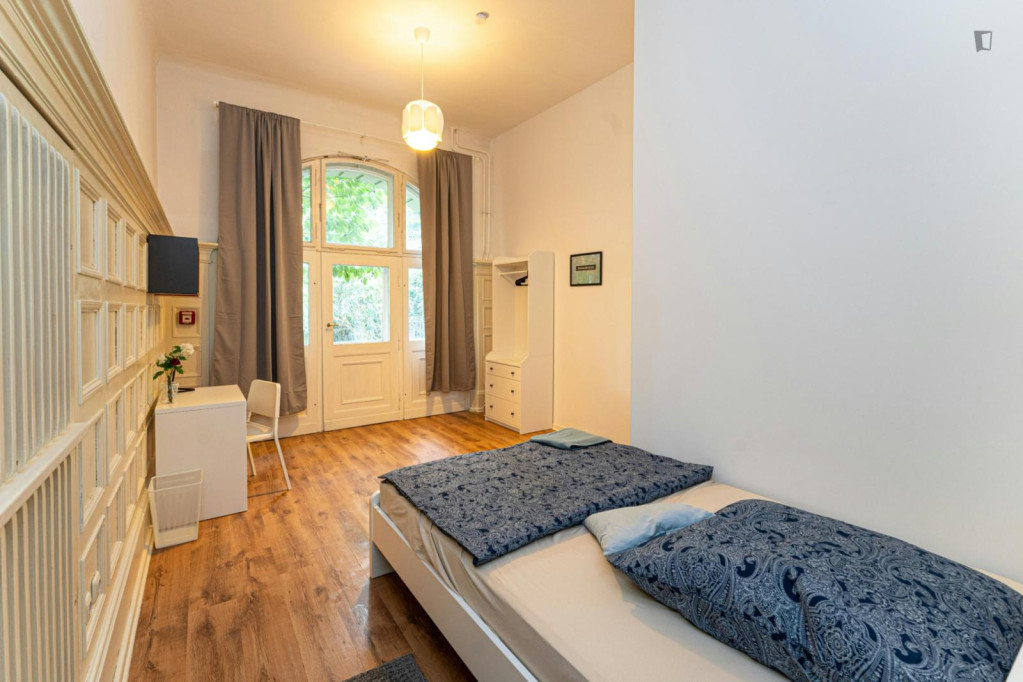 Large double bedroom near Heinrich-Heine-Straße metro - Berlin - chambre - ImmoJeune