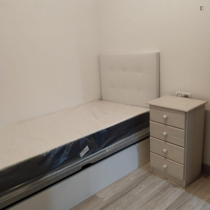 Single Bedroom in 4 bedroom apartment - Barcelone - chambre - ImmoJeune
