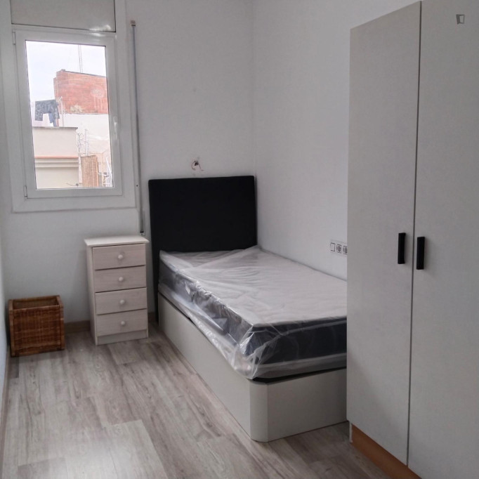 Single Bedroom in 4 bedroom apartment - Barcelone - chambre - ImmoJeune