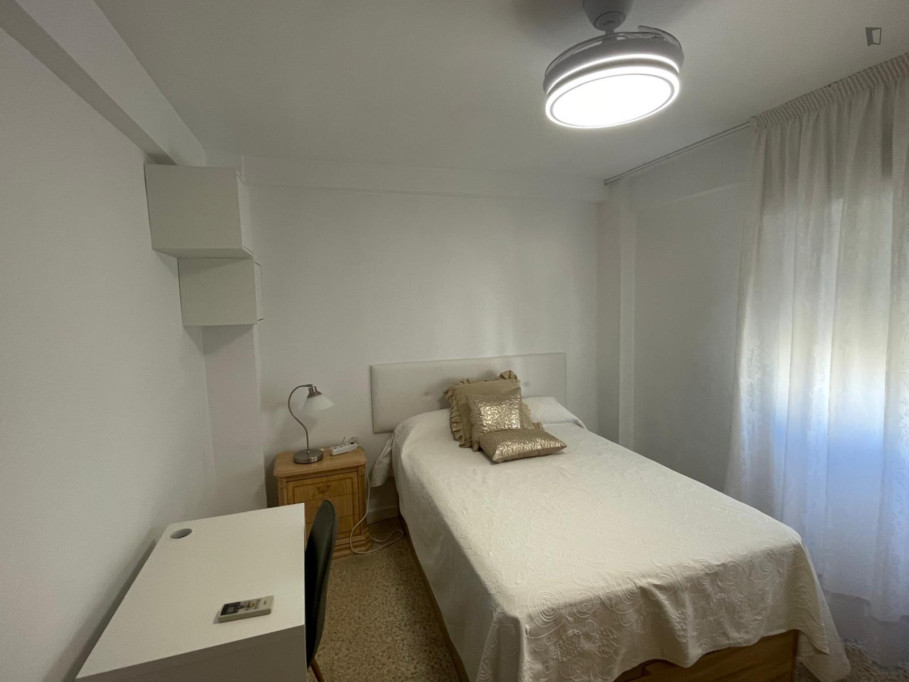 Spacious double bedroom in Ciudad Jardín, well connected to the city center - Malaga - chambre - ImmoJeune