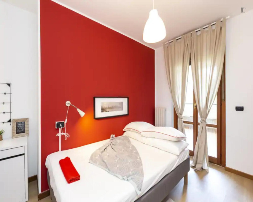 Double bedroom in a five bedroom apartment in Chiesa Rossa - Milan - chambre - ImmoJeune