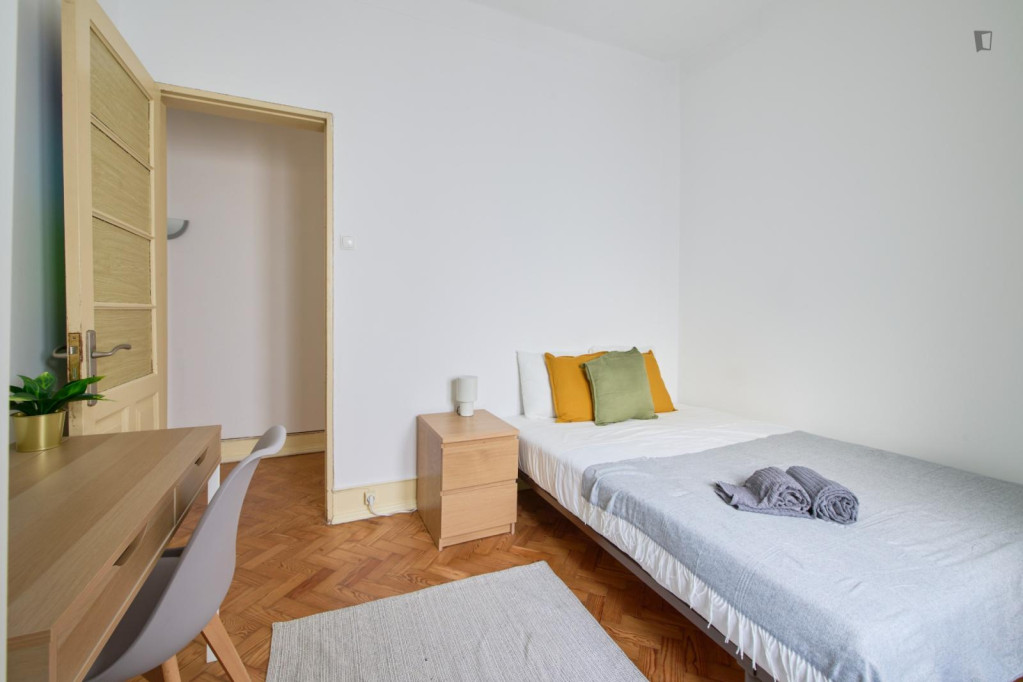 Comfy single bedroom near Campo Pequeno metro - Lisbonne - chambre - ImmoJeune