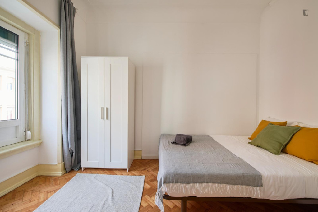 Neat double bedroom near Campo Pequeno metro - Lisbonne - chambre - ImmoJeune