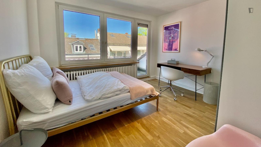 Superb double bedroom with a balcony, in St. Georg - Hamburg - chambre - ImmoJeune