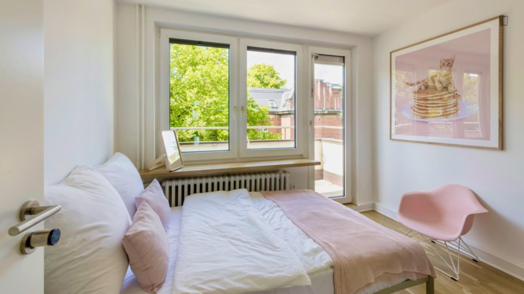 Inviting double bedroom with a balcony, in St. Georg - Hamburg - chambre - ImmoJeune