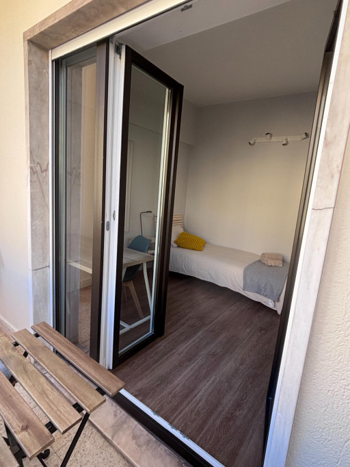 Good bedroom with a balcony - Lisbonne - chambre - ImmoJeune