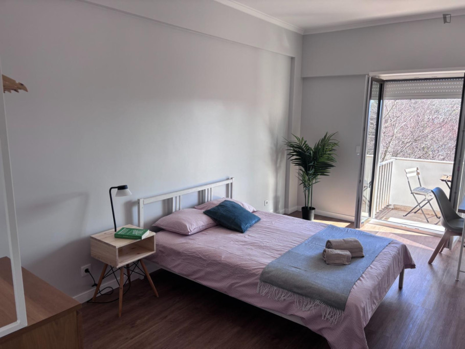 Sunny bedroom in a 6-bedroom flat - R3 - Lisbonne - chambre - ImmoJeune