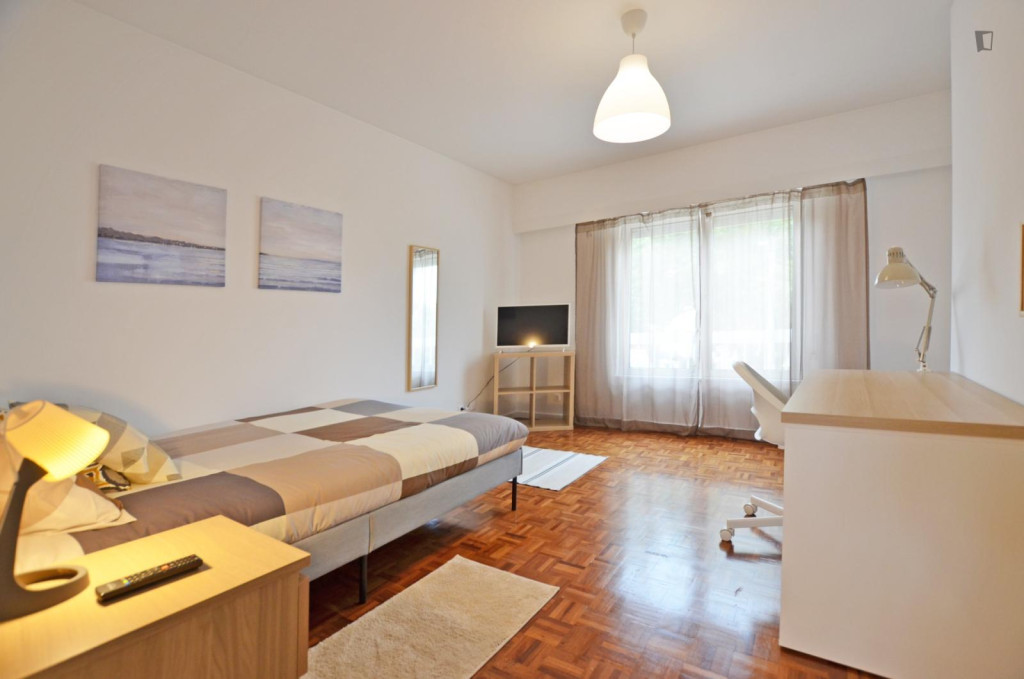 LOMB1X1 Spacious room with double bed 5 min from Nova SBE - Lisbonne - chambre - ImmoJeune