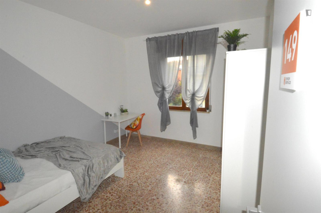 Inviting double bedroom in Modena - Modena - chambre - ImmoJeune