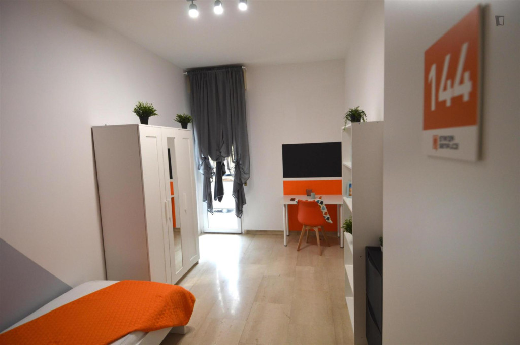 Big single bedroom with a balcony, in the centre of Modena - Modena - chambre - ImmoJeune