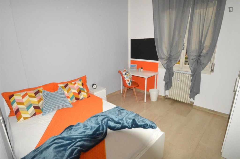 Interesting double bedroom in the centre of Modena - Modena - chambre - ImmoJeune