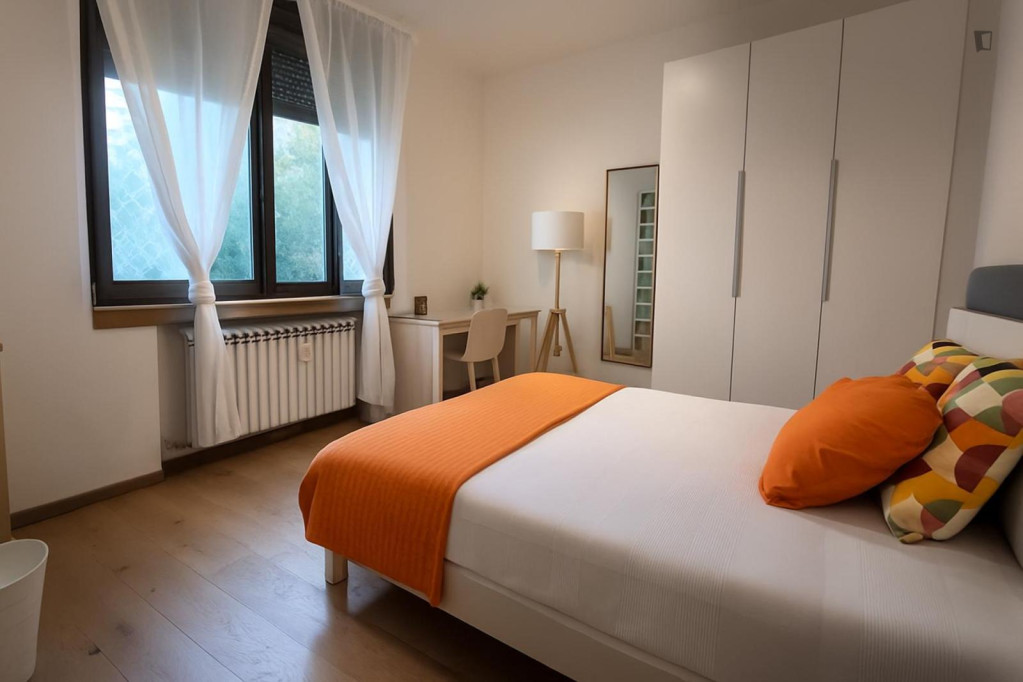 Inviting double bedroom in the centre of Modena - Modena - chambre - ImmoJeune