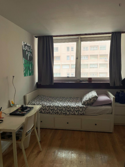 Bright Single Bedroom close to Olaias Metro - Lisbonne - chambre - ImmoJeune