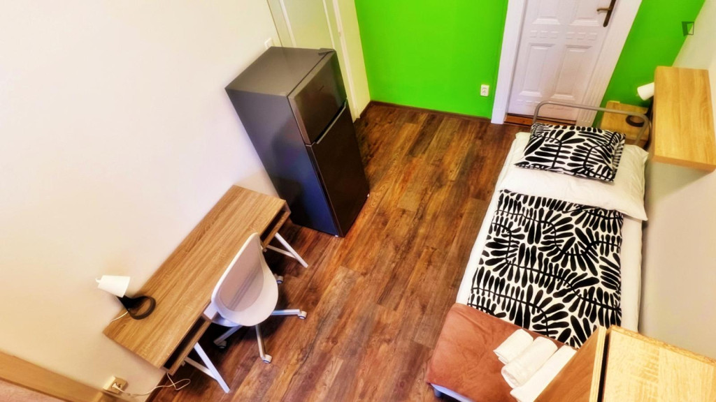 Bed in a cool twin ensuite bedroom, in Ferencváros - Budapest - chambre - ImmoJeune