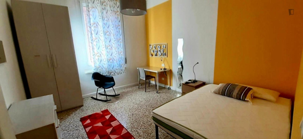 Bright double bedroom in spacious apartment in central Bologna - Bologne - chambre - ImmoJeune